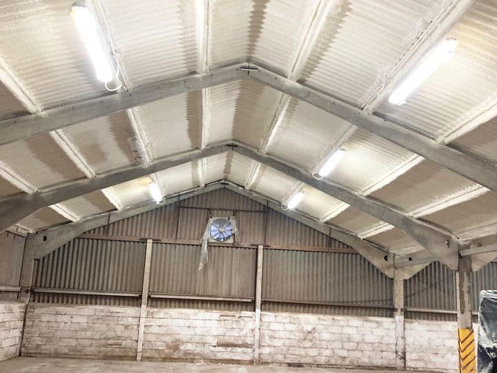 Asbestos-cement roofs insulated with Purios spray foam