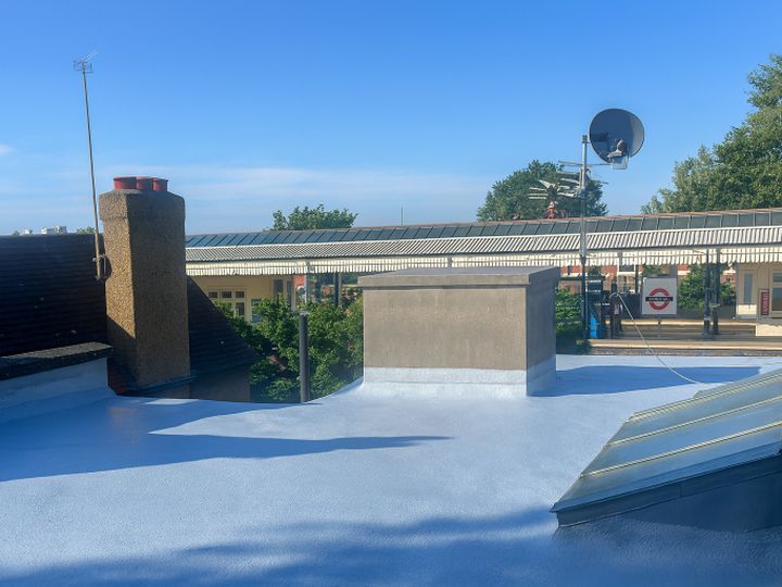 Flat and low-pitch roofs insulated with Purios spray foam